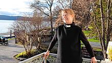 Dekanin Regine Klusmann auf dem Balkon des Pfarrhauses der Evangelischen Kirchengemeinde. Hier wohnt sie mit ihrem Mann in einer ...