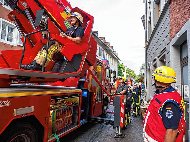 Bild 7: Die dritte Nacht des Konstanzer Großbrands: Immer wieder muss die Feuerwehr ran