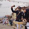 Leustettens Narrenbollen sorgen mit Schellen und allerhand Unfug für beste Unterhaltung beim Umzug.