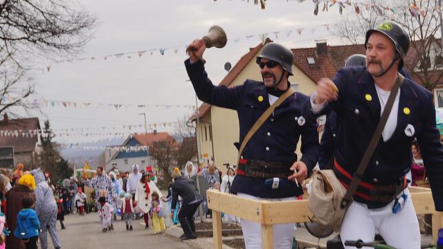 Leustettens Narrenbollen sorgen mit Schellen und allerhand Unfug für beste Unterhaltung beim Umzug. Bild: Martina Wolters