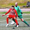 Fabian Roth im gleichfarbigen Trikot vom FV Walbertsweiler schirmt den Ball gegen Furtwangens Schmitz Lukas ab.