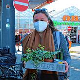 Verena Sauer transportiert eben gekaufte Pflanzen mit ihrem Fahrrad nach Hause.