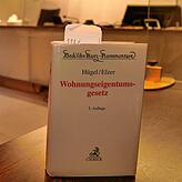 Nachschlagewerk für Fachanwälte: Das Wohnungseigentumsgesetz steht auf einem Tisch im Verhandlungssaal des Konstanzer Amtsgerichts.