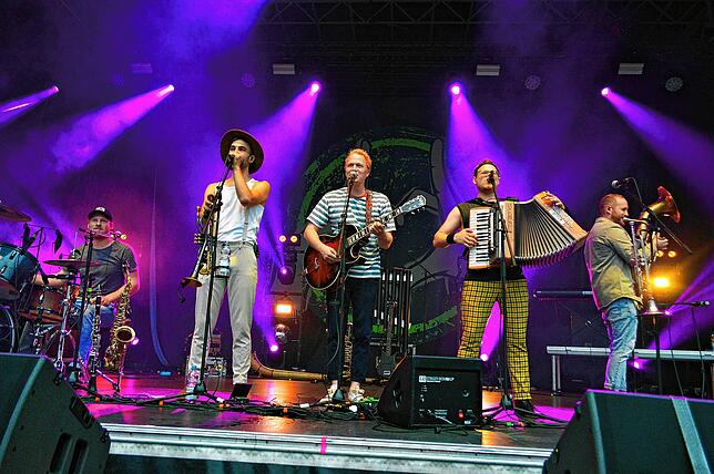 Bild 11: Die Fäaschtbänkler machen den Schlossplatz zum Partyplaneten – Teil 2