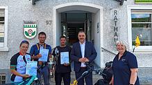 Bürgermeister Markus Keller freut sich über die tollen Leistungen der Teilnehmer beim Stadtradeln und gratuliert den Preisträgern (von ...