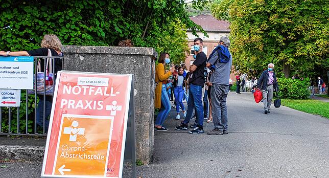 Je näher die Reiserückkehrer dem ehemaligen Pförtnerhaus kommen, desto kleiner scheinen auf einmal die Sicherheitsabstände zu werden.