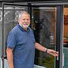 Wohnberater Walter Rottinger empfiehlt für eine barrierefreie Wohnung Schiebetüren.