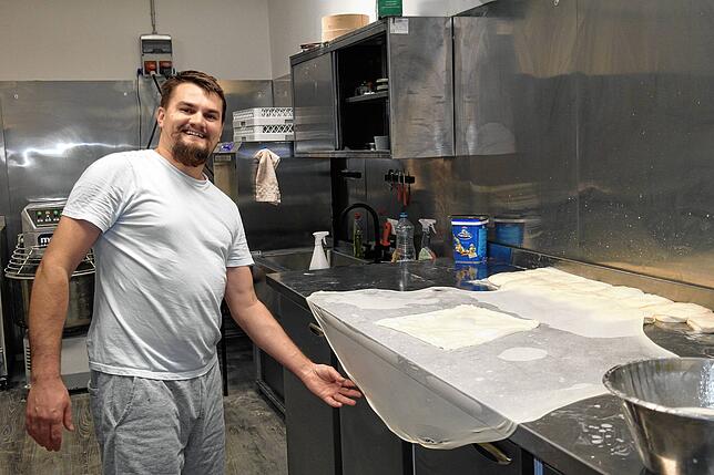 Alles Handarbeit: Bäcker Fanol Shatri hat den Dreh raus, damit der Teig für das Burek so schmeckt wie in den Balkanländern.