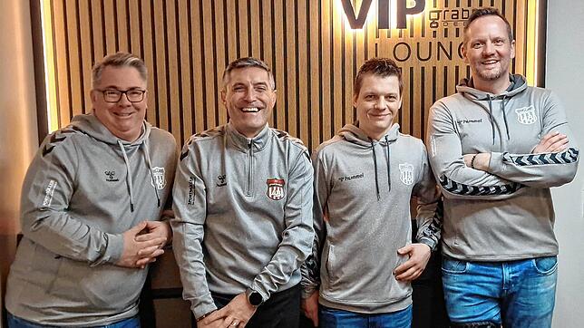 Bewährt: Harald Kleinhans, sportlicher Leiter des FV Lörrach-Brombach, freut sich über die Zusagen von Teammanager Antonio Ratto, ...