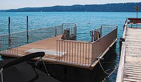 Noch liegt die Schwimmplattform am Hafen vertäut. Wenn sich in nächster Zeit nicht wieder ein Blässhuhn darauf verirrt, sollte sie bald ...