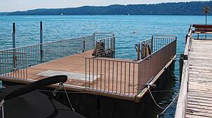 Noch liegt die Schwimmplattform am Hafen vertäut. Wenn sich in nächster Zeit nicht wieder ein Blässhuhn darauf verirrt, sollte sie bald ...