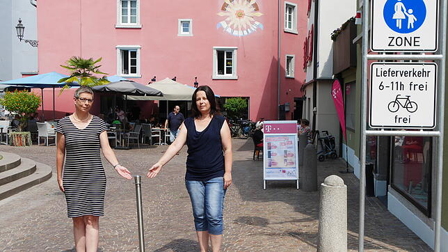 Sie haben für den Poller gekämpft: Carola Plassmann (links) und Eden-Gastronomin Andrea Scalabrin. Im Herbst soll er kommen &ndash; ...