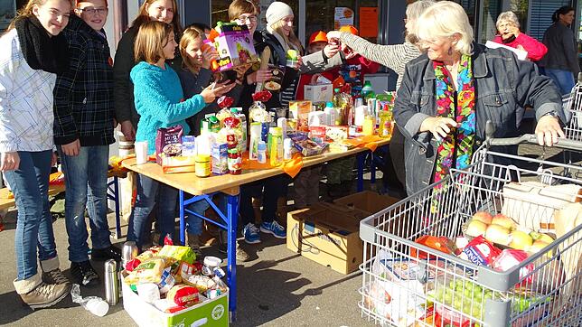 Wie in den vergangenen Jahren, sammelten Sengagierte junge Menschen bei der &bdquo;Aktion Kilo&ldquo; Lebensmittel für hilfsbedürftige ...