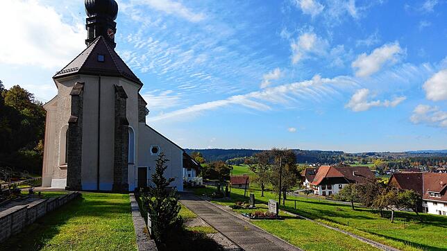 Stolz thront sie über dem Dorf, die Kirche Maria Himmelfahrt in Gündelwangen. Ob es wirklich nicht mit rechten Dingen zuging, als sie ...