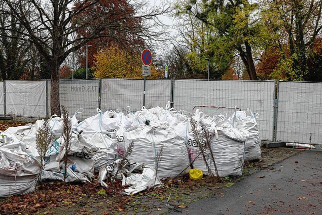 Künftig sollen die Big-Packs in Containern gesammelt und dann Stück für Stück entsorgt werden.