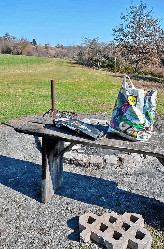 Am Grillplatz in Aasen kann man es eigentlich aushalten, wären da nicht die Hinterlassenschaften von anderen Gästen und immer wieder ...