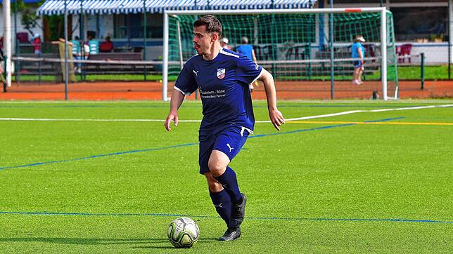 Träume und eine Vision...: Ibni Jusufi vom VfB Waldshut absolviert derzeit ein Fernstudium mit dem Ziel, als Spielerberater in den ...