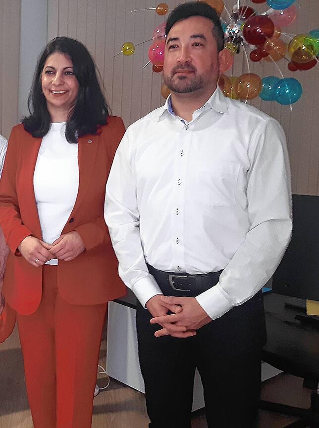 Amir Ahmad (Name geändert) und Derya Türk-Nachbaur (links). Die SPD-Bundestagesabgeordnete half Ahmad, seine Familie nach Deutschland ...