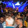 Die Landungsplatzbühne beim Promenadenfest &ndash; hier mit einem Auftritt von Edelrock: Das Fest lockte tausende Besucher an.