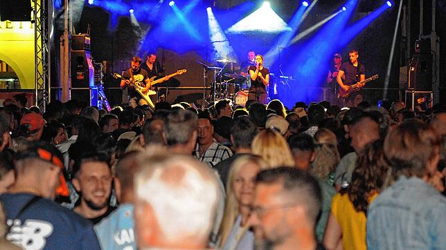 Die Landungsplatzbühne beim Promenadenfest &ndash; hier mit einem Auftritt von Edelrock: Das Fest lockte tausende Besucher an.