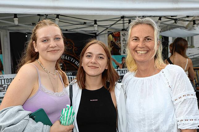 Bild 5: Hier ist was los! Die Besucher schlendern beim Seenachtfest 2023 über die Hafenmeile