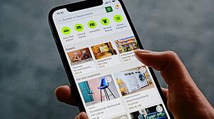 Auf einem Handy ist die Kleinanzeigen-App von Ebay zu sehen. Über das Portal verkaufte ein junger Mann mehrmals ein und dieselbe ...