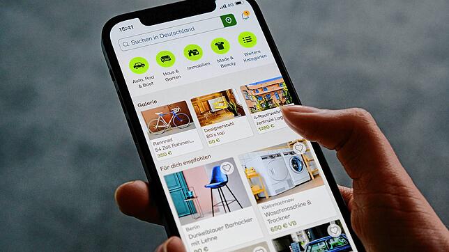 Auf einem Handy ist die Kleinanzeigen-App von Ebay zu sehen. Über das Portal verkaufte ein junger Mann mehrmals ein und dieselbe ...