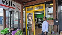 Der Geschäftsführer vor seinem Salon in Markdorf, Ravensburger Straße 28, den er vor zehn Jahren eröffnete.