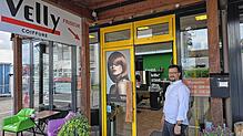 Der Geschäftsführer vor seinem Salon in Markdorf, Ravensburger Straße 28, den er vor zehn Jahren eröffnete.