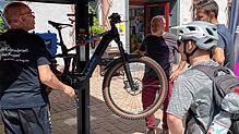 Vor dem Rathaus Furtwangen ist viel los beim Rad-Check-Vormittag im Rahmen des Stadtradelns. Die Prüfmöglichkeiten sind umfassend und ...