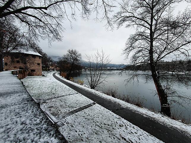 Der Schlosspark in Bad Säckingen ist mit einer leichten Schneedecke überzogen.