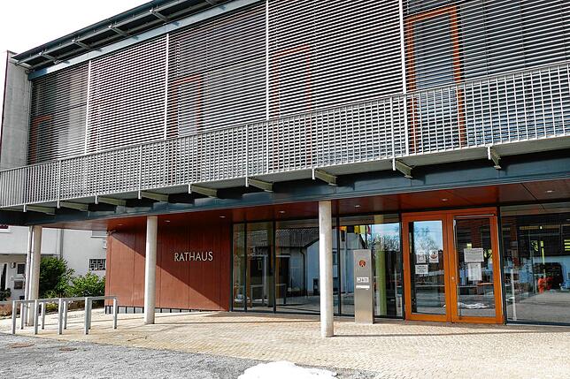 Marina Jung ist am Dienstag 100 Tage Chefin im Rathaus von Neuhausen ob Eck.