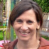 Heike Manz im Garten, in dem ihre Kinder gerne spielen.
