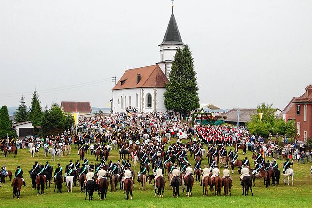 Beim 161. Eulogiusfest im Herdwangen-Aftholderberg versammelten sich 140 Reiter, fünf Musikkapellen und rund 1000 Gäste am Fuße der ...