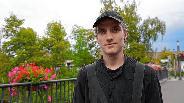 Jonathan Kühner spricht sich im Namen des Jugendgemeinderats gegen den Weiterbau der B523 aus. Bild: Rothweiler