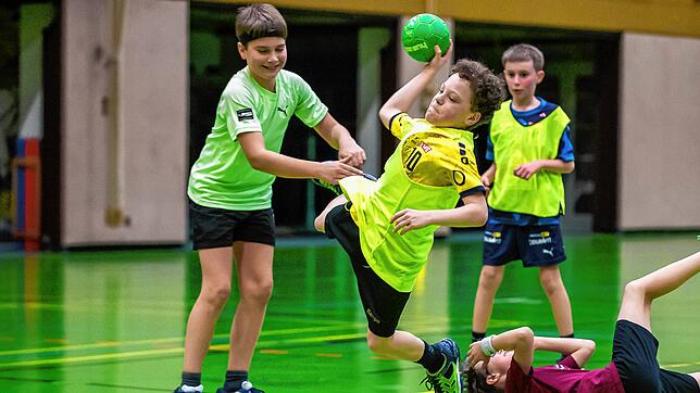 Handball-Action: Im Training der D-Jugend vom HC Lauchringen, gehen Benno Reichl, Jeremy Kolb und Samuel Busch mit viel Einsatz zur Sache.