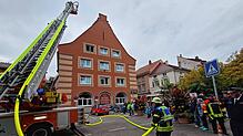 Übung am Hotel „Ochsen“: Mit im Einsatz ist auch die Drehleiter der Freiwilligen Feuerwehr Uhldingen-Mühlhofen.