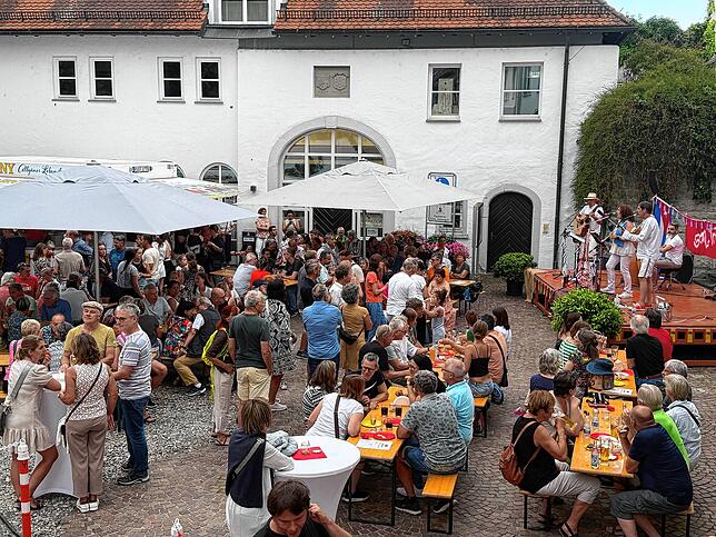 Zahlreich strömten die Besucher am Freitagabend in den Innenhof des Bischofschlosses zu den tanzbaren Rhythmen der Salsa-Band „Dos-Tres“.