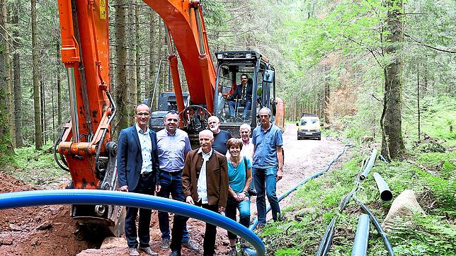 Schönwalds Bürgermeister Christian Wörpel sitzt beim Spatenstich am Steuer des Baggers, vorne von links: Schonachs Bürgermeister Jörg ...