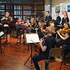 Das von Melanie Bächle geleitete Orchester begeisterte bei ihrem Auftritt im Lichthof das Publikum.