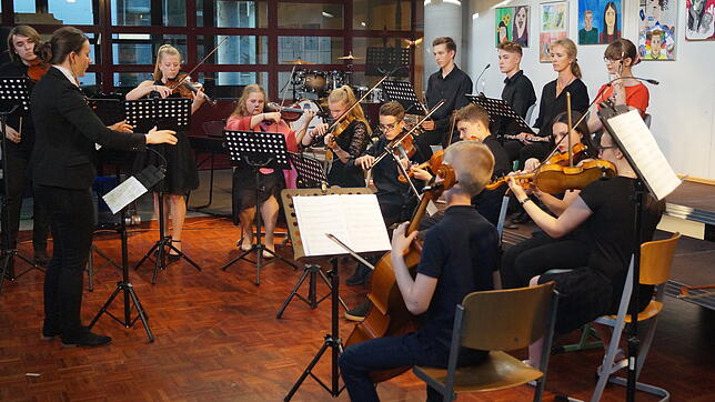 Das von Melanie Bächle geleitete Orchester begeisterte bei ihrem Auftritt im Lichthof das Publikum.