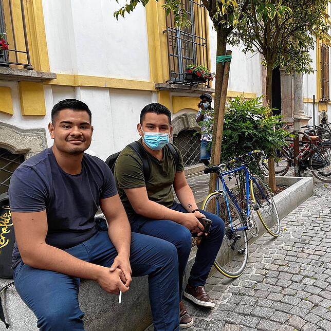 Der 23-jährige Jordy Elizalde (rechts) mit seinem 24-jährigen Bruder Anthony Elizalde in der Innenstadt von Lodi.