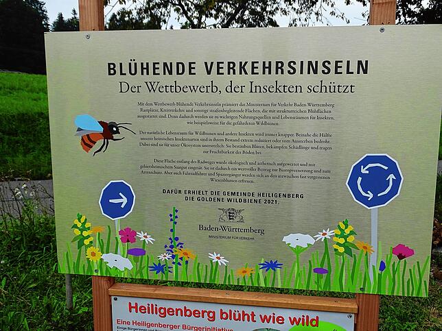 Schilder informieren künftig, dass Heiligenberg die Goldene Wildbiene erhalten hat und worum es bei dem Wettbewerb geht.
