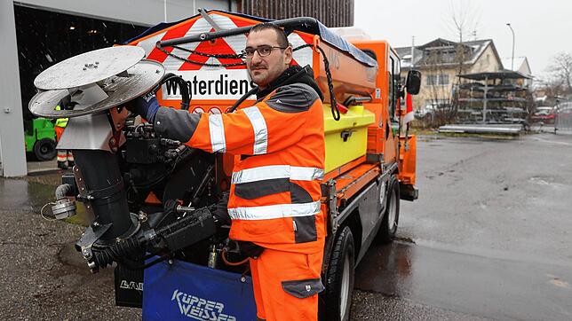 Die Technischen Betriebe Konstanz (TBK), hier Mitarbeiter Mario Glavas, sind vorbereitet auf den Winter.