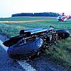 Ein verunfalltes Motorrad und ein Rettungshubschrauber im Hintergrund. (Symbolbild) Im Landkreis Waldshut ereignen sich am ...