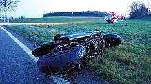 Ein verunfalltes Motorrad und ein Rettungshubschrauber im Hintergrund. (Symbolbild) Im Landkreis Waldshut ereignen sich am ...