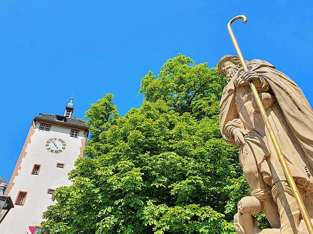 Vier Heiligenfiguren schmücken die Seltenbachbrücke in Waldshut, von der Passanten über das Obere Tor in die Fußgängerzone gelangen.