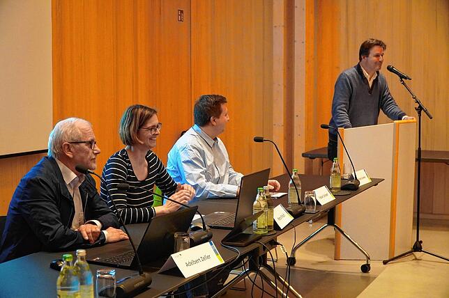 26 Bürger nahmen an der Informationsveranstaltung zu den Baumaßnahmen in der Marktstraße teil. Von links: Bürgermeister-Stellvertreter ...