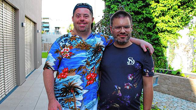 Sören Böhler (von links) und Christoph Zels engagieren sich vom 28. bis zum 30. Juni auf dem Stadtfest, sorgen für Getränke, Essen und ...
