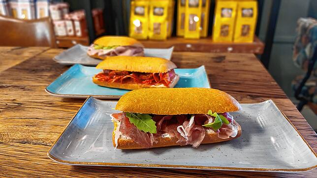 Focacce mit Mortadella, Salami und Schinken. Nicht nur hübsch anzusehen, sondern auch richtig lecker.